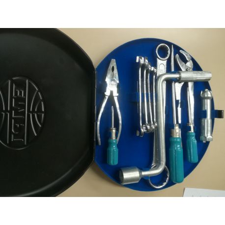 BOITE A OUTILS SUR ROUE DE SECOURS
